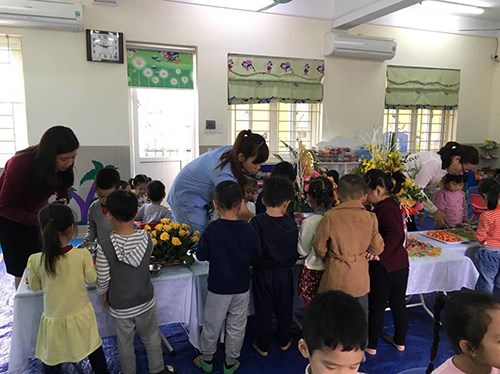 Lớp Mẫu giáo nhỡ B1 tổ chức Buffet hoa quả chào mừng ngày nhà giáo Việt Nam và mừng sinh nhật các bé tháng 11.